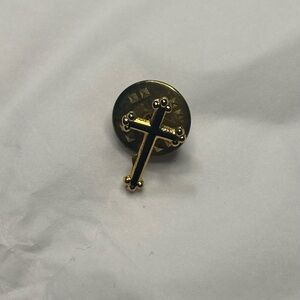 Vintage religious 80s Vtg. Gold Tone Cross Lapel Pin